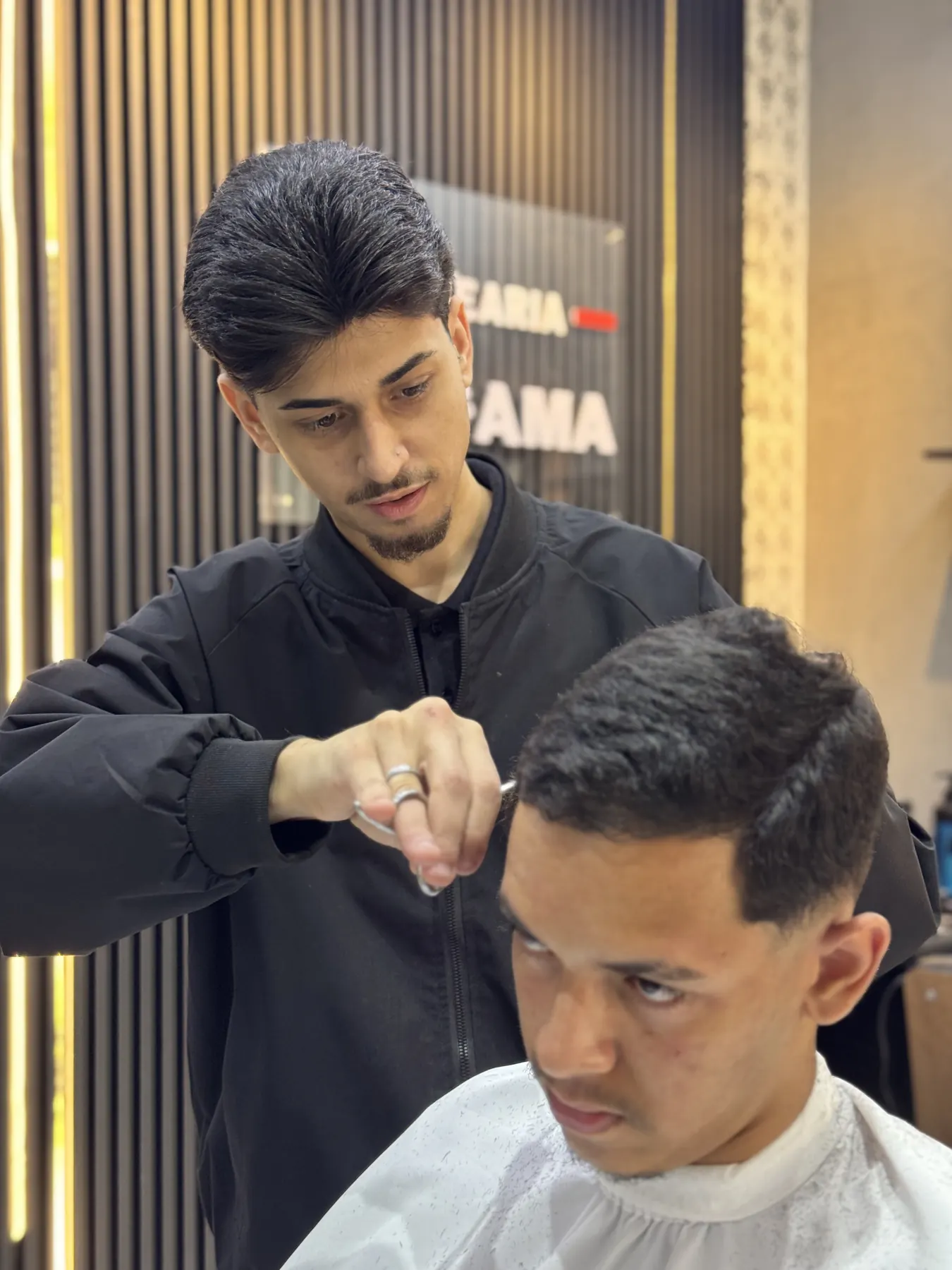 Tesoura, máquina e mão firme